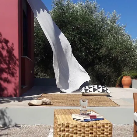 Red In The Olive Tree Fields Σπίτι διακοπών Glifada
